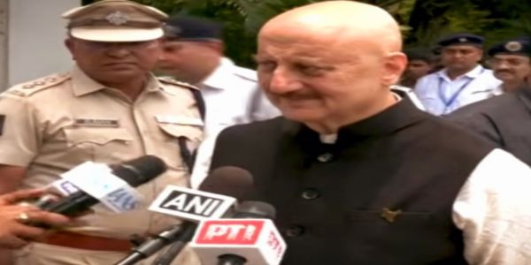 अनुपम खेर पत्रकारों से बात करते