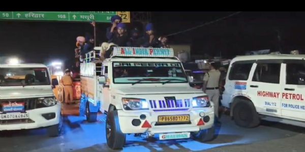 निहंग के वाहन को पुलिस रोकती हुई।