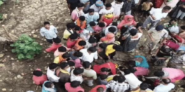 बेहर में आकाशीय बिजली गिरने की घटना के बाद जमा हुई भीड़