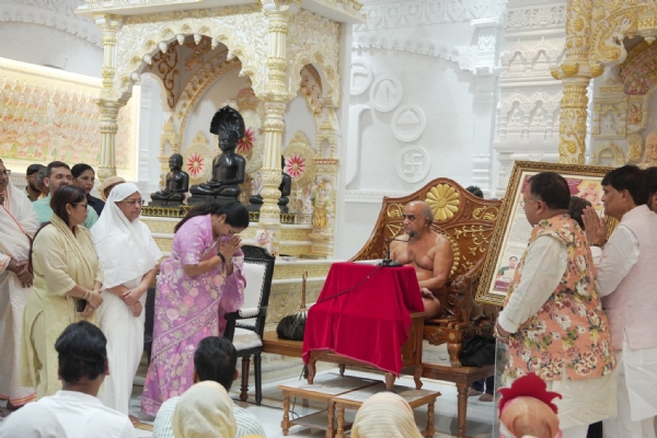 पीतमपुरा स्थित श्री 1008 दिगंबर जैन मंदिर में आयोजित वेदी प्रतिष्ठा समारोह एवं जिन बिम्ब स्थापना कार्यक्रम में शामिल हुईं दिल्ली की मुख्यमंत्री रेखा गुप्ता