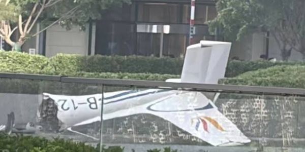 चीन के सिटिक टॉवर से टक्कर के बाद गिरा विमान का मलबा