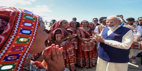 सेशेल्स पहुंचने पर होटल में भारतीय प्रवासी समुदाय के सदस्यों का अभिवादन स्वीकार करते प्रधानमंत्री नरेन्द्र मोदी।