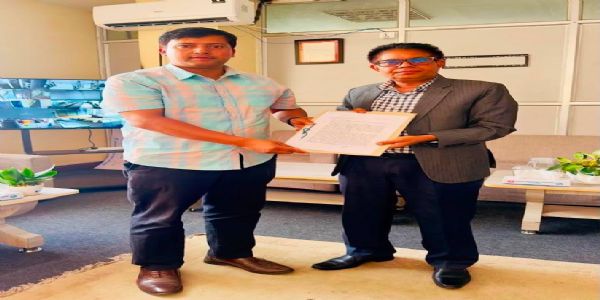 ओली के तरफ से मानवाधिकार आयोग को निवेदन देते महेश बर्तौला