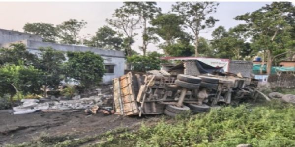 कार को बचाने के प्रयास में पलटा फेवरब्लॉक लदा ट्रक, तीन मजदूर घायल