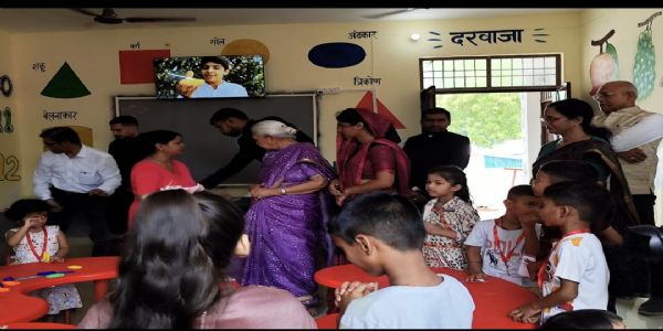 अयोध्या पहुंची राज्यपाल ने आंगनबाड़ी केंद्र का उद्घाटन किया