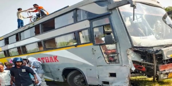 बहराइच: बस और मोटरसाइकिल की टक्कर में दो युवकों की मौत