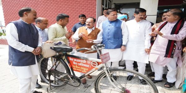प्रधानमंत्री की अपील से प्रेरित होकर साइकिल चला रहे कार्यकर्ता का नड्डा ने बढ़ाया उत्साह