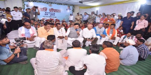 मप्रः मुख्यमंत्री डॉ. यादव ने हिल स्टेशन कुकरू में लगाई रात्रि चौपाल, ग्रामीणों से किया आत्मीय संवाद