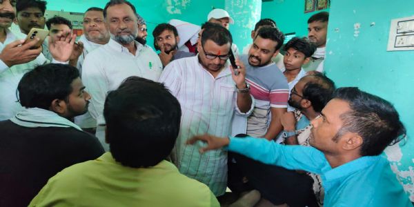 बिजली विभाग के विरुद्ध लाेगाें का फूटा जनाक्रोश, विभाग के खिलाफ लगाए नारे