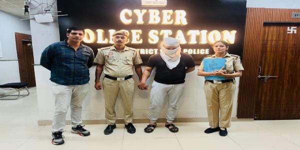 महिलाओं को टक्कर मारकर बनाता था वीडियो, सोशल मीडिया पर वायरल कर कमाता था पैसा, 