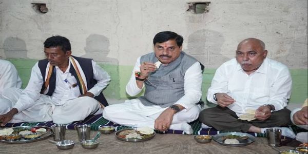 मप्रः मुख्यमंत्री डॉ. यादव ने हिल स्टेशन कुकरू में ग्रामीण परिवार के साथ किया रात्रि भोजन