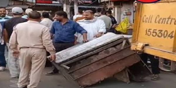 भोपाल निगम की बड़ी कार्रवाई, अतिक्रमण हटाकर फास्ट फूड गाड़ी, ठेले और गन्ने की चरखी जब्त