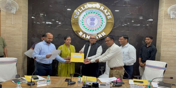 समाहरणालय में खुला सहायता केंद्र, दिव्यांग और वृद्धों के बीच बंटी परिसंपत्ति