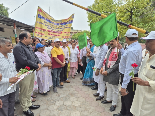 पोलियो रैली को झंडी दिखाते अधिकारी व जन प्रतिनिधि