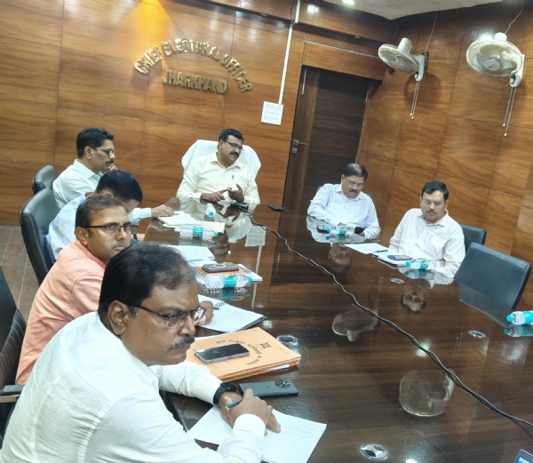 मुख्य निर्वाचन पदाधिकारी जानकारी देते हुए