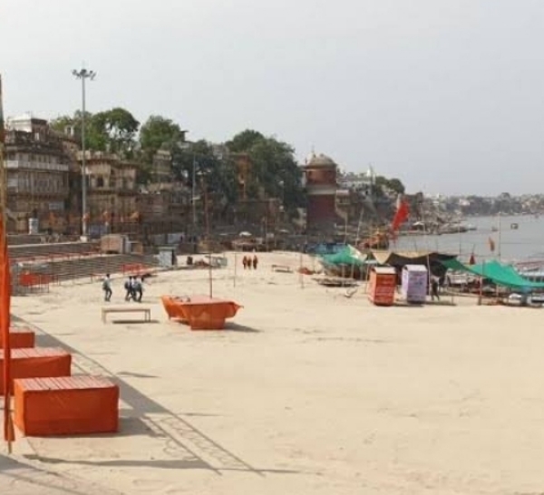 वाराणसी के घाट पर पसरा सन्नाटा