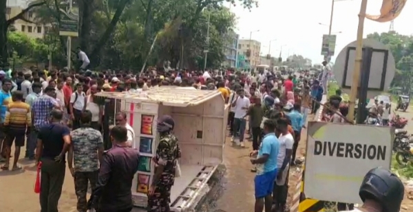 दुर्घटना के बाद सड़क पर लगी जाम पलटी पिकअप है
