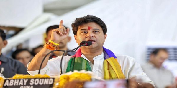 गुना में सड़क परियोजनाओं के लोकार्पण कार्यक्रम को संबोधित करते हुए सिंधिया