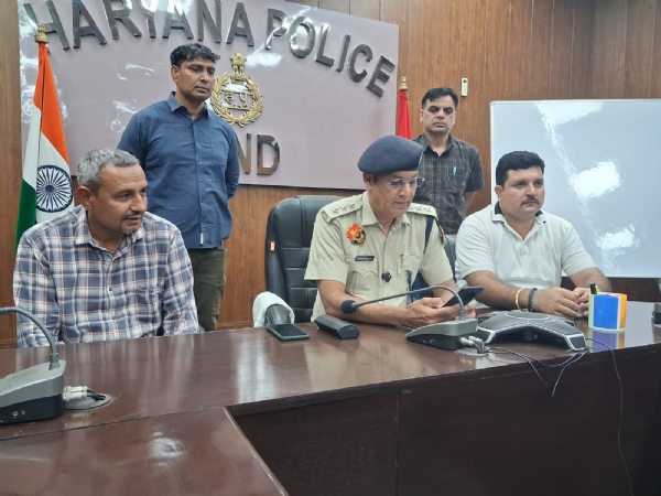 पत्रकारों से बातचीत करते हुए डीएसपी संजय।
