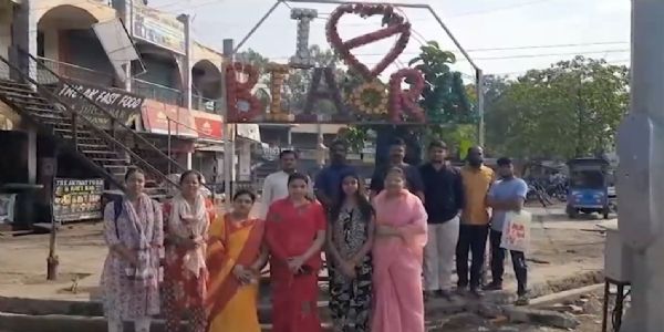मप्र के राजगढ़ जिले के ब्यावरा की बहनों ने प्लास्टिक कचरे से सार्वजनिक स्थानों को बनाया सुंदर