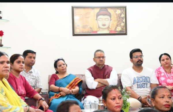 मंत्री गणेश जोशी  प्रधानमंत्री के मन की बात कार्यक्रम सुनते हुए।