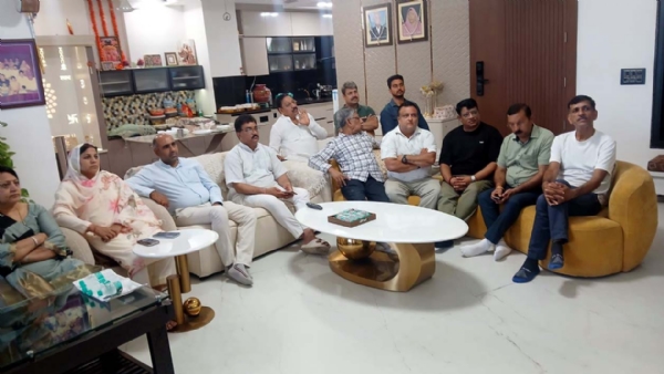 प्रधानमंत्री नरेन्द्र मोदी का ‘मन की बात’ कार्यक्रम सुनते जिला अध्यक्ष व अन्य।