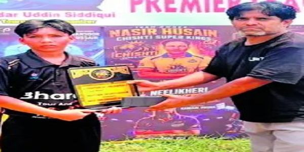 बुल्स क्रिकेट क्लब मोहम्मद हसन को मैन ऑफ द मैच की ट्राफी देते अतिथि।