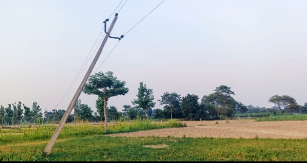 खेत मे लगा झुका हुआ पोल