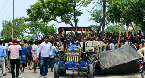 प्रदर्शन करते ग्रामीण