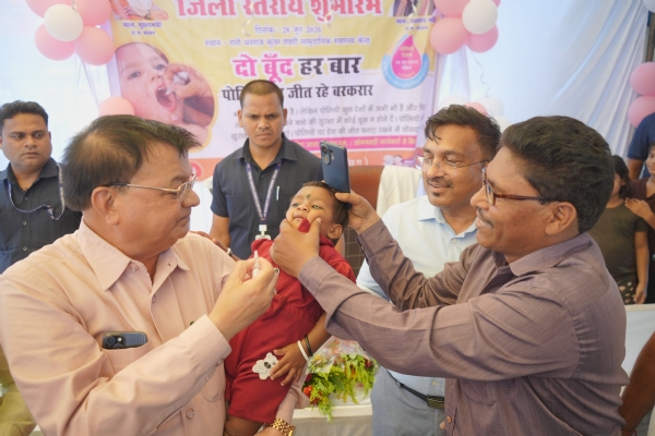 बच्चों को पोलियो की दो बूंद पिलाकर मंत्री लखनलाल देवांगन ने किया राष्ट्रीय पल्स पोलियो अभियान का शुभारंभ