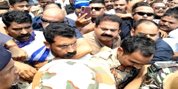 एमपी व एमएलए काे राेकती पुिलस