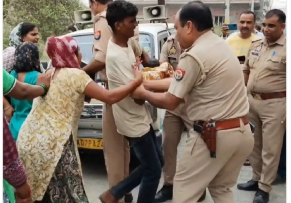 पुलिस से भिड़ते परिजन
