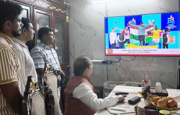 सोनीपत: मन की बात देखते हुए मंत्री डा.  अरविंद शर्मा