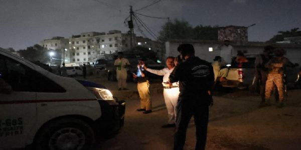 पाकिस्तान के कराची में शनिवार रात सिंध रेंजर्स मुख्यालय में आतंकी हमले के बाद सुरक्षा बलों ने सारे इलाके को घेर लिया। फोटो -  इंटरनेट मीडिया