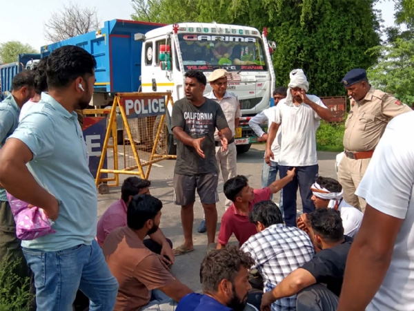 बिजली संकट से दुखी होकर जाम लगाते ग्रामीण।
