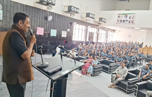 सोनीपत: हरियाणा खेल विश्वविद्यालय के कुलपति  अशोक कुमार ने कैडेटों को संबोधित करते हुए