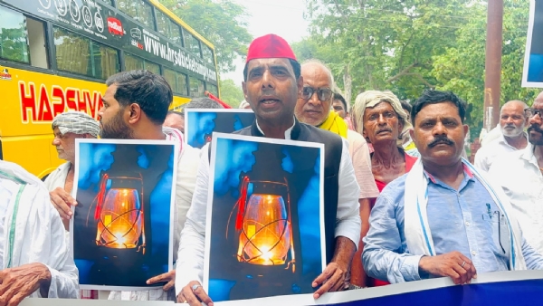 फोटो : सपा नेता प्रर्दशन करते