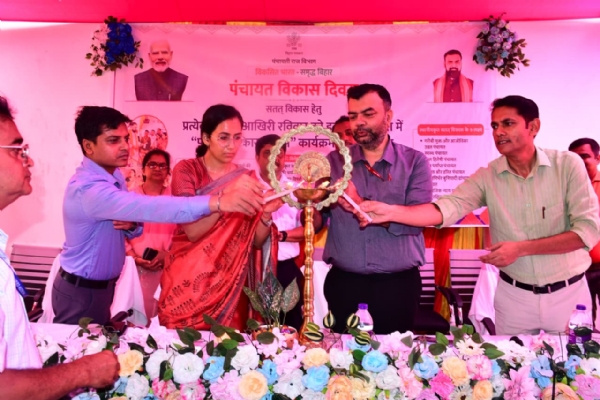 उद्घाटन करते अतिथि