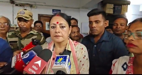 पत्रकारों से बात करती है अग्निमित्र पाल