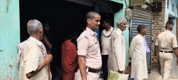 जांच करती पुलिस