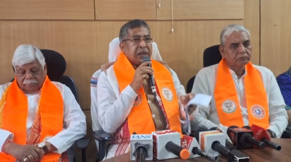 पत्रकारों से बात करते आदित्य साहू
