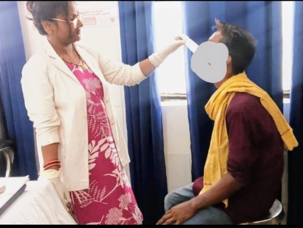 मरीज को दवा खिलाती स्टॉफ नर्स आशा शुक्ला