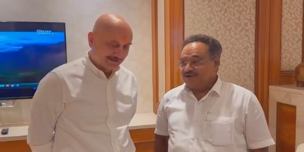 भाजपा प्रदेश अध्यक्ष के साथ बातचीत करते फिल्म अभिनेता अनुपम खेर