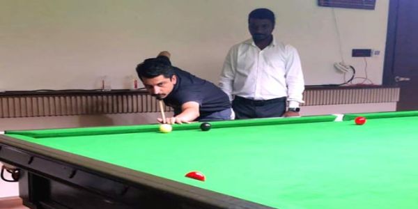शॉट लगाते ऋषि सोनी