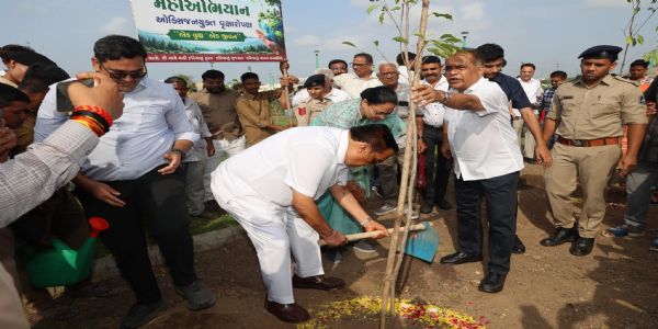 मेगा वृक्षारोपण अभियान में केंद्रीय जलशक्ति मंत्री सी आर पाटिल व महापौर माया मावाणी वृक्षारोपण करते हुए