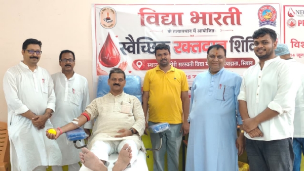 रक्तदान करते विद्या  भारती के विभाग निरीक्षक