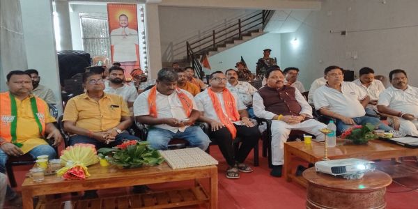 भाजपा सांसद ने फारबिसगंज में कार्यकर्ताओं के साथ सुनी पीएम के मन की बात