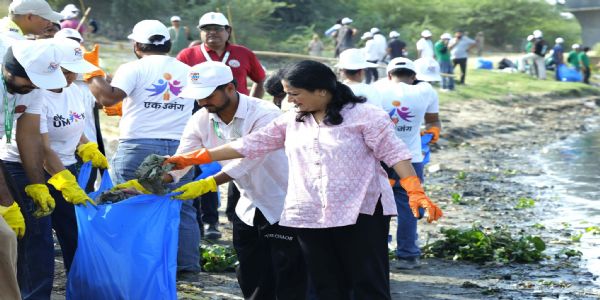 (लीड) मुख्यमंत्री ने यमुना घाट स्वच्छता अभियान में श्रमदान कर कहा, यमुना दिल्ली की जीवनधारा