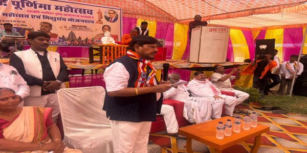 चंदौली के मुजफ्फरपुर गांव पहुंचे केन्द्रीय मंत्री रामदास आठवले, बौद्ध समुदाय के प्रतिनिधियों से मिले