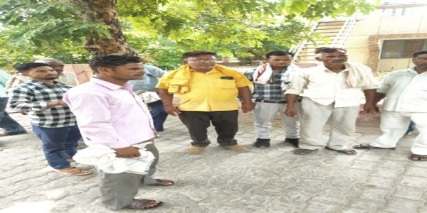 ईंटो से भरी ट्रैक्टर ट्राली पलटी,युवक की दबकर मोत